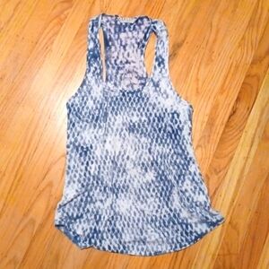 🙋Tryst blue snakeskin design tank top Sz S (Has some pilling)